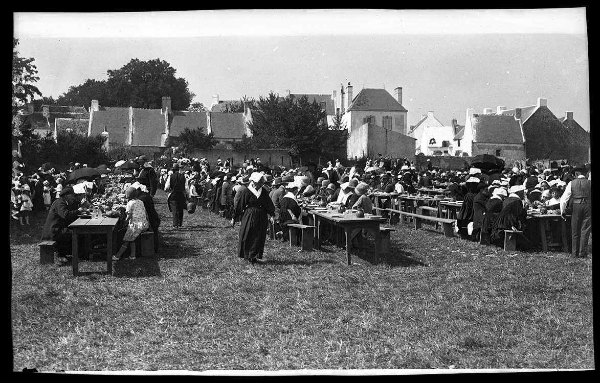 1930 penru benoit convives 2013 02532Laurent Nel Henri 1880 1960 arradon